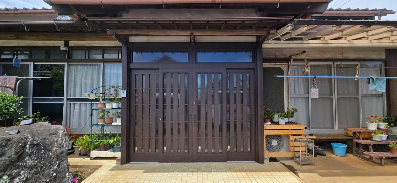 引戸の間口を広げて玄関工事と併せて補助金対応の外窓サッシを工事しました！